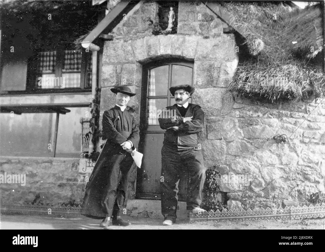 Lionel Groulx and Théodore Botrel in Port-Blanc (Brittany)  ca.  1908 Stock Photo