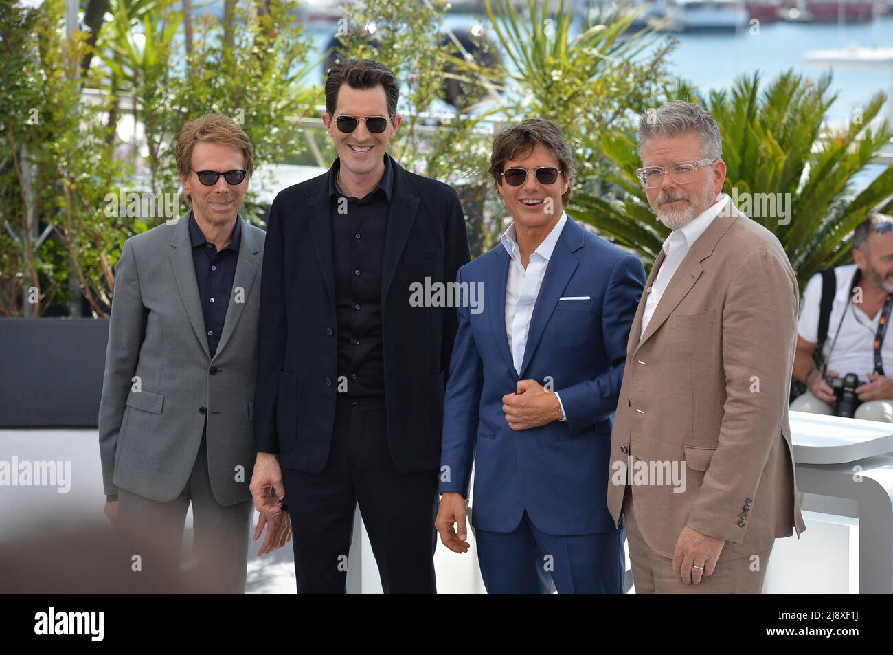 Cannes, France. 18th May, 2022. Jerry Bruckheimer (l-r), Tom Cruise, Joseph Kosinski and Christopher McQuarrie attend the photocall of 'Top Gun: Maverick' during the 75th Annual Cannes Film Festival at Palais des Festivals. Credit: Stefanie Rex/dpa/Alamy Live News Stock Photo