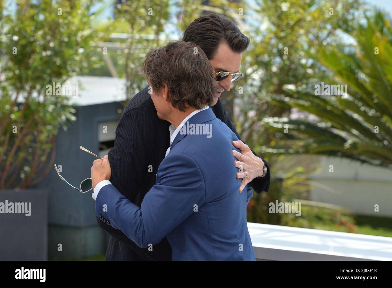 Cannes, France. 18th May, 2022. Joseph Kosinski and Tom Cruise attend the photocall of 'Top Gun: Maverick' during the 75th Annual Cannes Film Festival at Palais des Festivals. Credit: Stefanie Rex/dpa/Alamy Live News Stock Photo