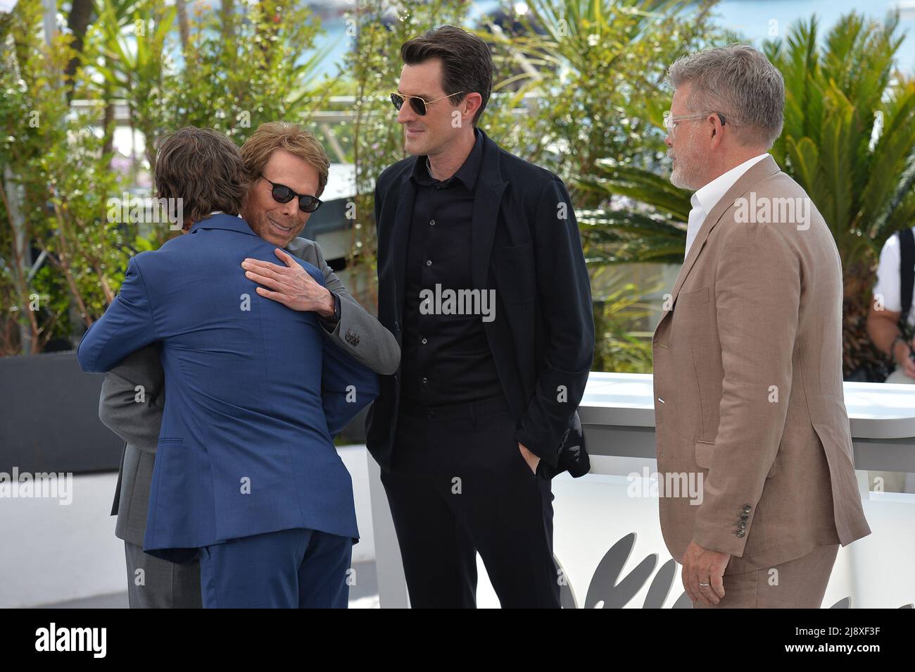 Cannes, France. 18th May, 2022. Jerry Bruckheimer (l-r), Tom Cruise, Joseph Kosinski and Christopher McQuarrie attend the photocall of 'Top Gun: Maverick' during the 75th Annual Cannes Film Festival at Palais des Festivals. Credit: Stefanie Rex/dpa/Alamy Live News Stock Photo