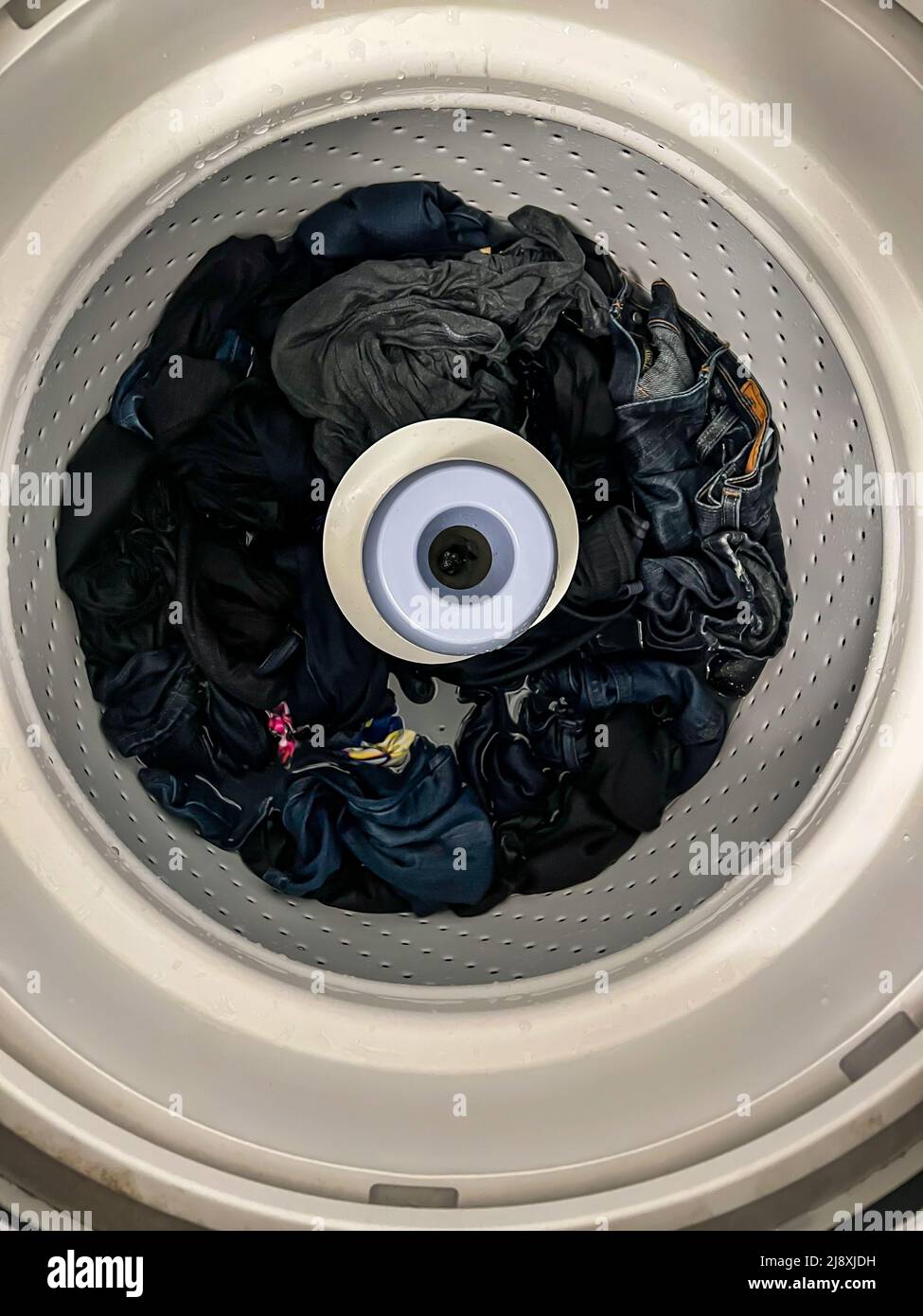 Washing machine wet cloths open hires stock photography and images Alamy