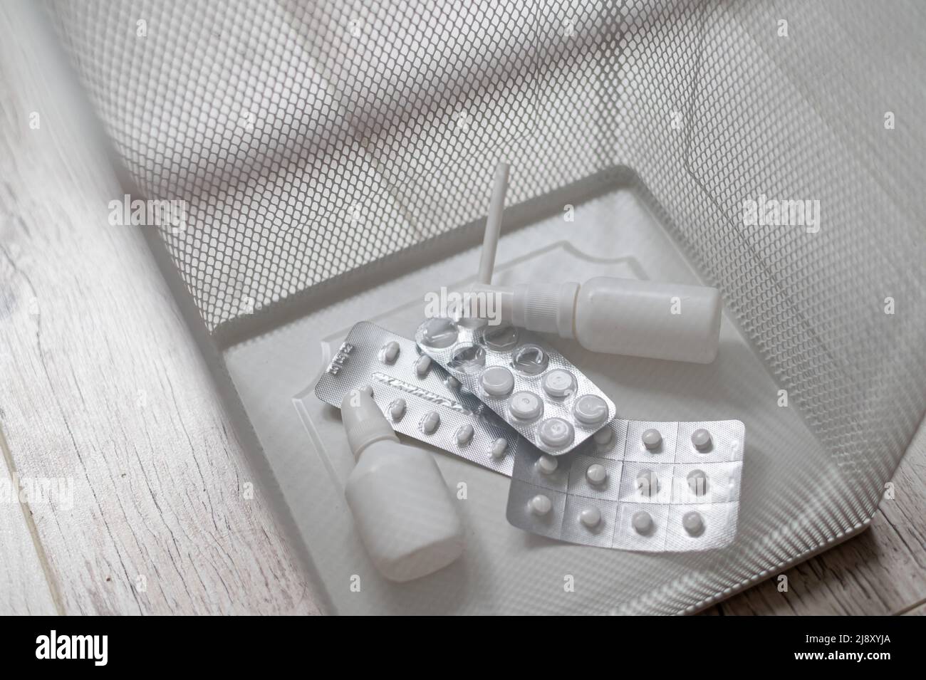 Throwing away pills hi-res stock photography and images - Alamy