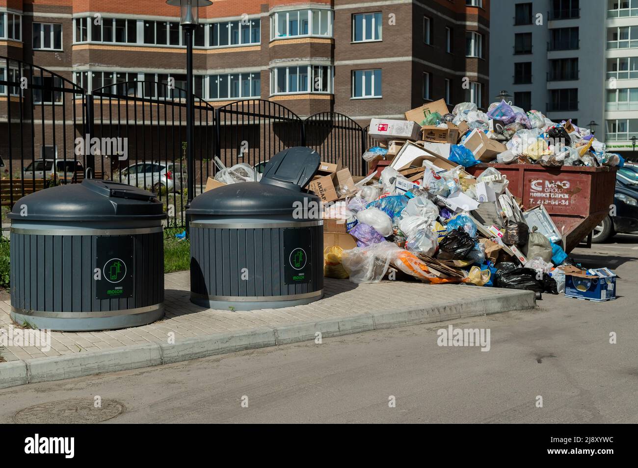 Crowded garbage cans in the courtyard of a residential apartment