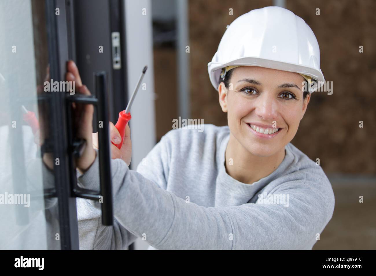 Installing blinds hires stock photography and images Alamy