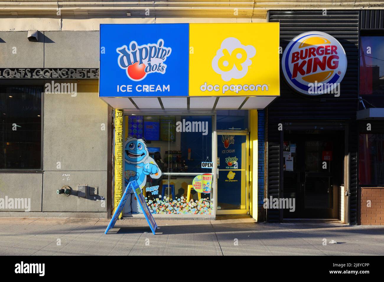 Dippin' Dots & Doc Popcorn, 415 Fulton St, Brooklyn, New York. exterior storefront of an ice cream fast food chain store franchise Stock Photo