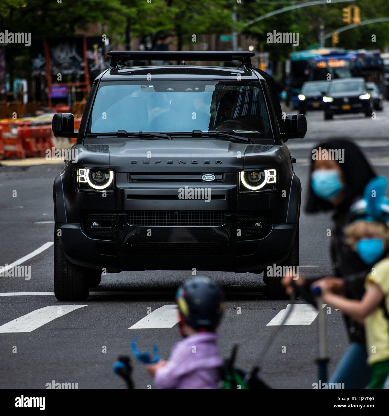 Land Rover Defender Geländewagen an einem Zebrastreifen in Manhattan. Stock Photo