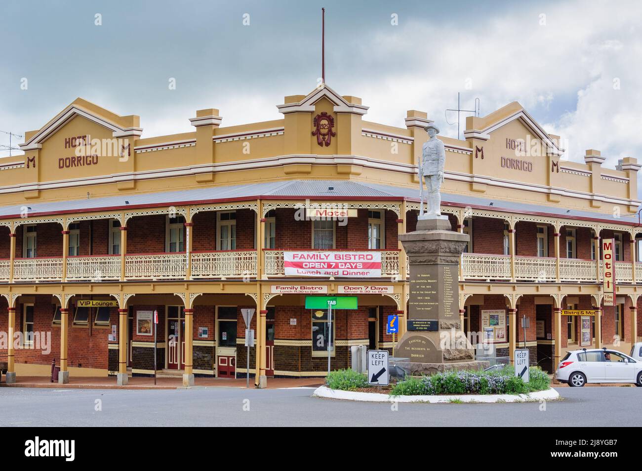 The heritage listed Hotel Dorrigo and the War Memorial in the intersection of Waterfall Way and Hickory Street - Dorrigo, NSW, Australia Stock Photo