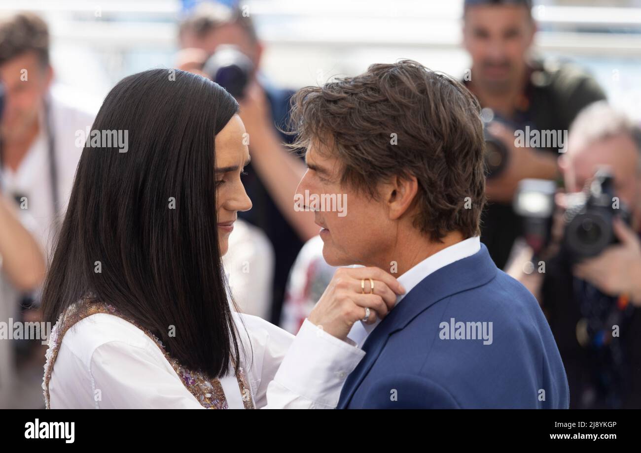 Tom Cruise poses with Jennifer Connelly at a photocall for Top Gun