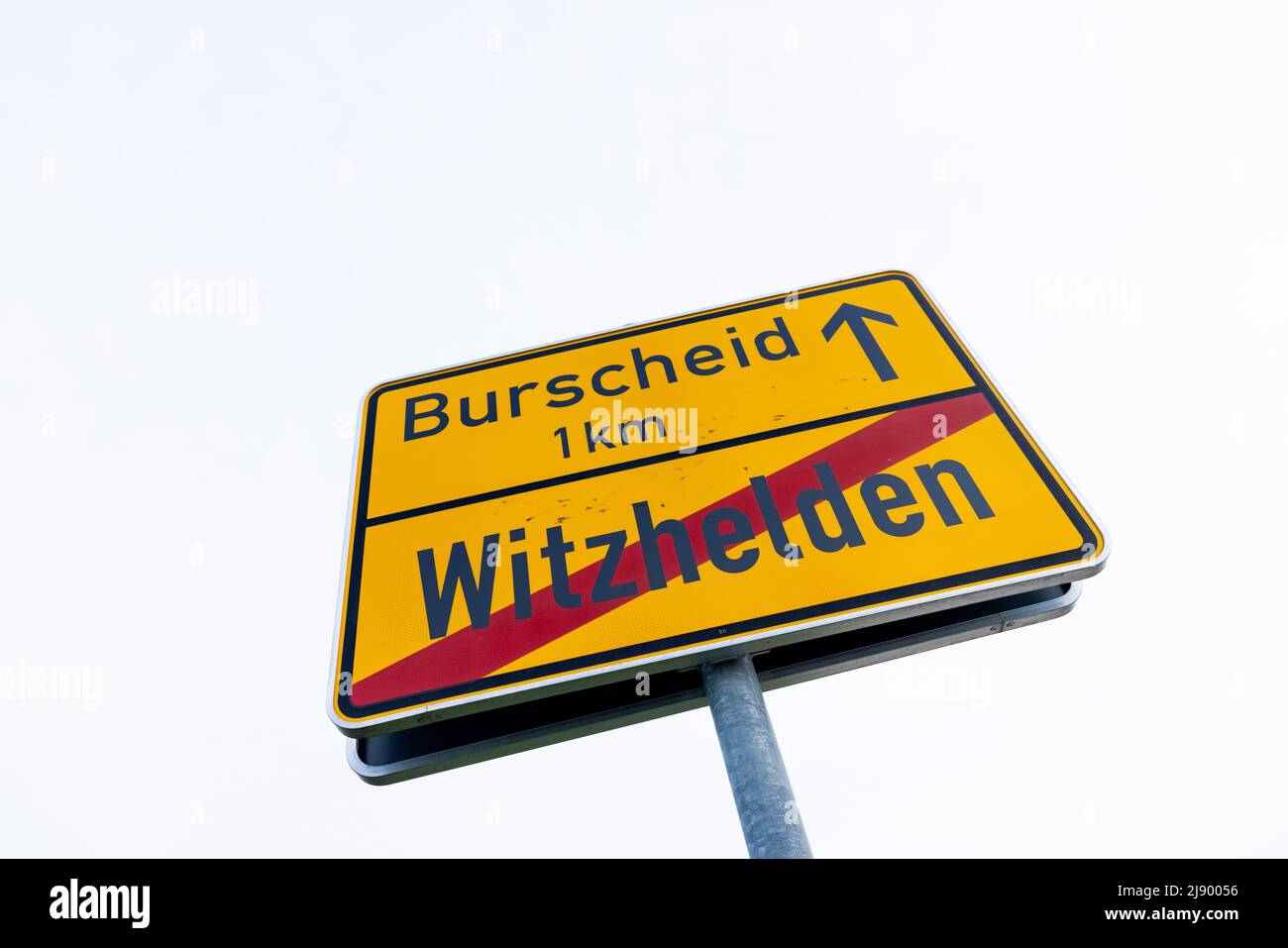 Witzhelden, Germany. 29th Mar, 2022. View of the town exit sign 'Witzhelden' with the reference to Burscheid, one kilometer away. Witzhelden is a district of Leichlingen and is located in the Rheinisch-Bergischer Kreis. Credit: Rolf Vennenbernd/dpa/Alamy Live News Stock Photo