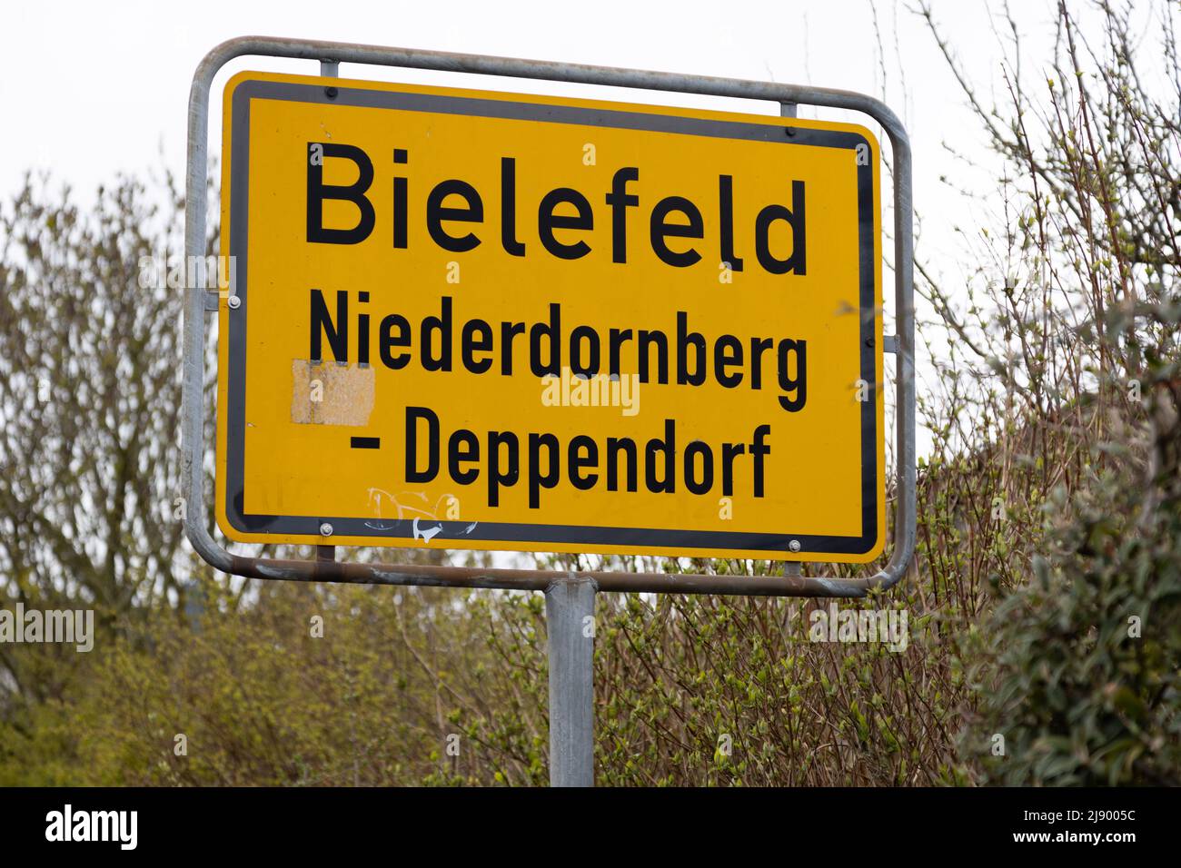 Bielefeld, Germany. 05th Apr, 2022. View of the town sign of Bielefeld Niederdornberg-Deppendorf. Credit: Friso Gentsch/dpa/Alamy Live News Stock Photo