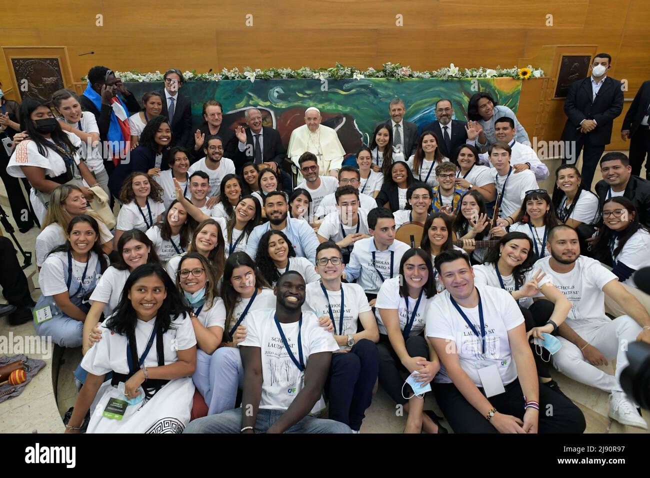 Vatican, Vatican. 19th May, 2022. Italy, Rome, 2022/05/19 .Pope Francis (R), Jose Maria del Corral (C), founder of Scholas Occurrentes arrives and frontman of Irish rock band U2, Bono (Paul David Hewson) pose together with young members of the association the Pontifical Urbaniana University in Rome, on the occasion of the launch of the Scholas Occurrentes International Movement Photograph by Vatican Media/Catholic Press Photo. RESTRICTED TO EDITORIAL USE - NO MARKETING - NO ADVERTISING CAMPAIGNS Credit: Independent Photo Agency/Alamy Live News Stock Photo