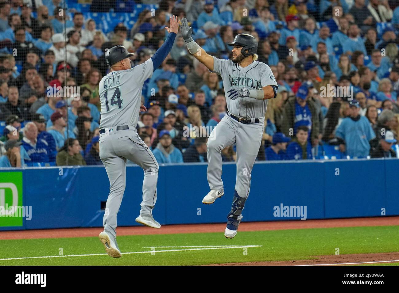 Seattle Mariner infielder Eugenio Suárez (28) rounds the bases and