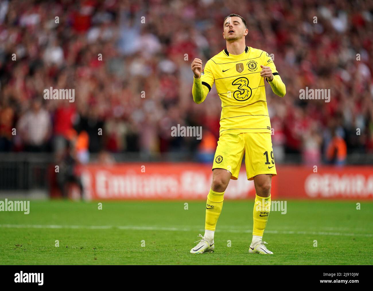 Chelsea's Mason Mount reacts after missing a penalty in the shoot-out during the Emirates FA Cup final at Wembley Stadium, London. Picture date: Saturday May 14, 2022. Stock Photo