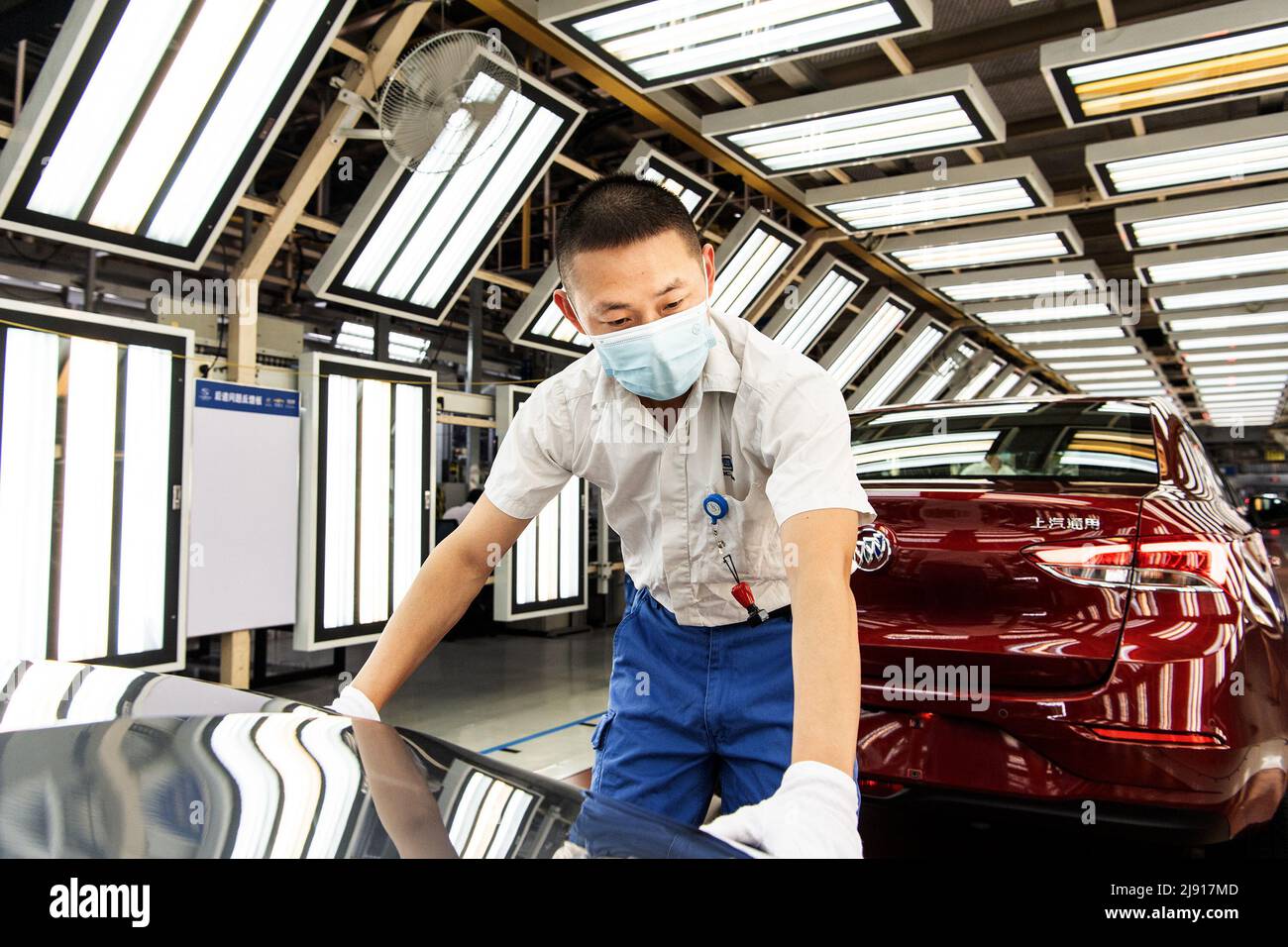 General motors assembly line hires stock photography and images Alamy