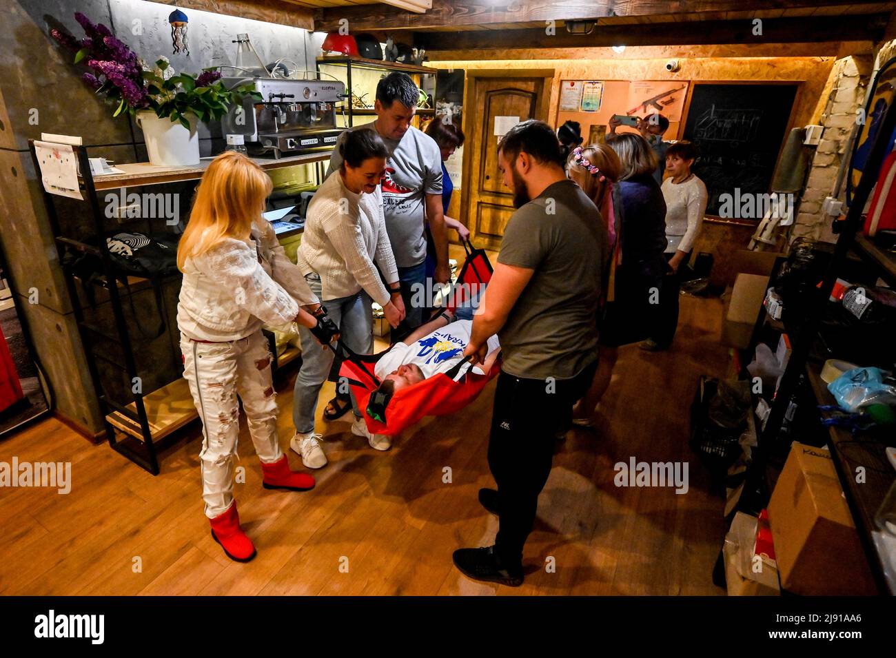 Evacuation of wounded soldiers hi-res stock photography and images - Alamy