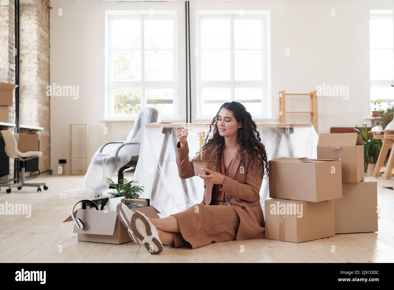 Office worker packing boxes hi-res stock photography and images - Alamy