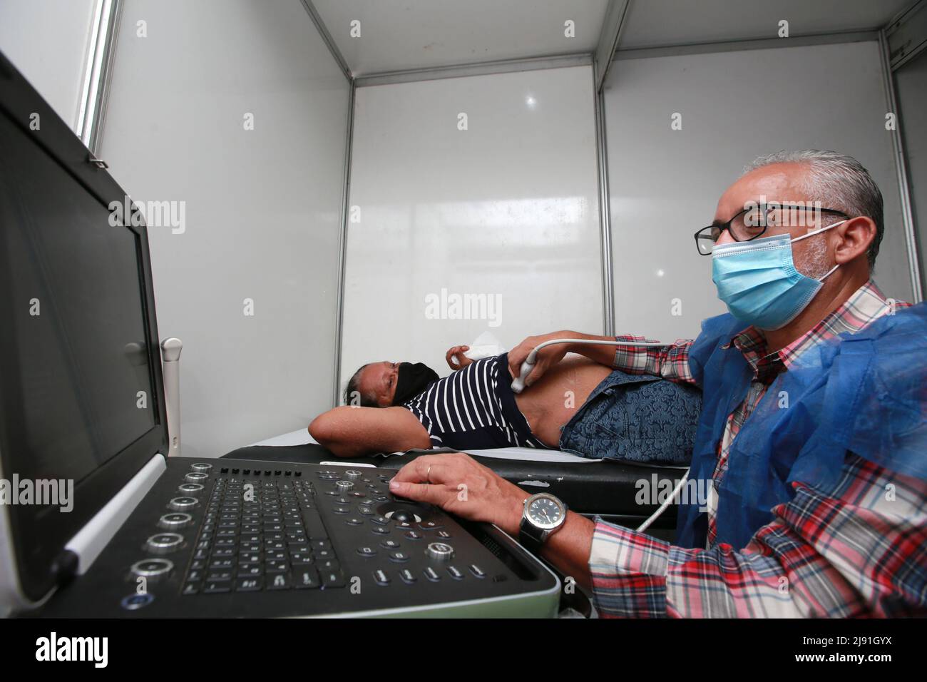 ibotirama, bahia, brazil - may 18, 2022: doctor performs ultrasound examination on patient at a public health program in the city of Ibotirama. Stock Photo