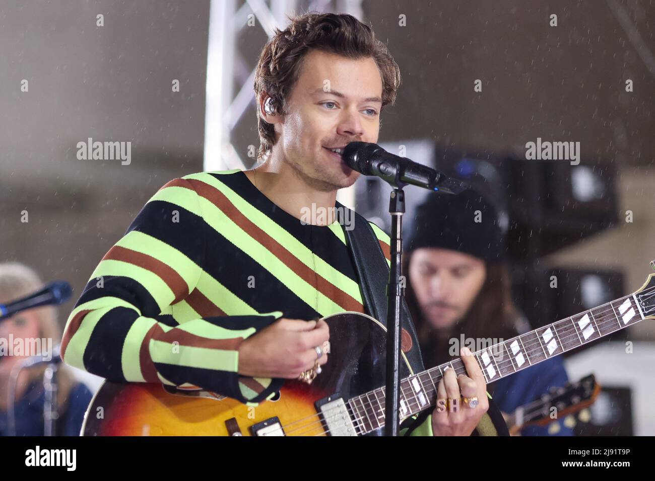 NEW YORK - MAY 19: Singer Harry Styles performs on NBC's 'TODAY' Show at Rockefeller Plaza on May 19, 2022 in New York City. Stock Photo