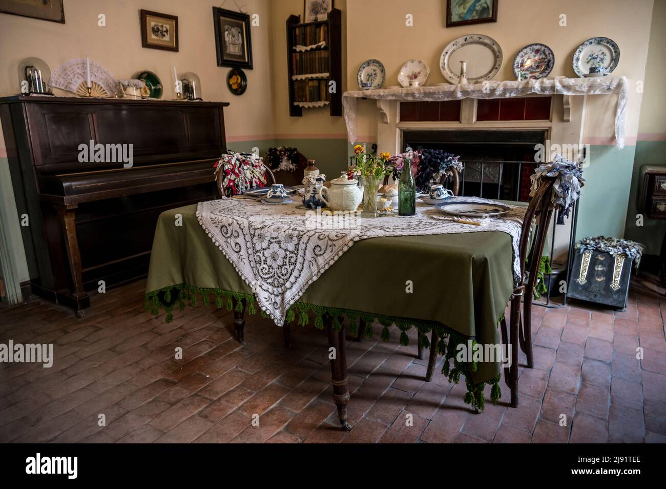 Colourful images of house proud family homelife in the Victorian era at