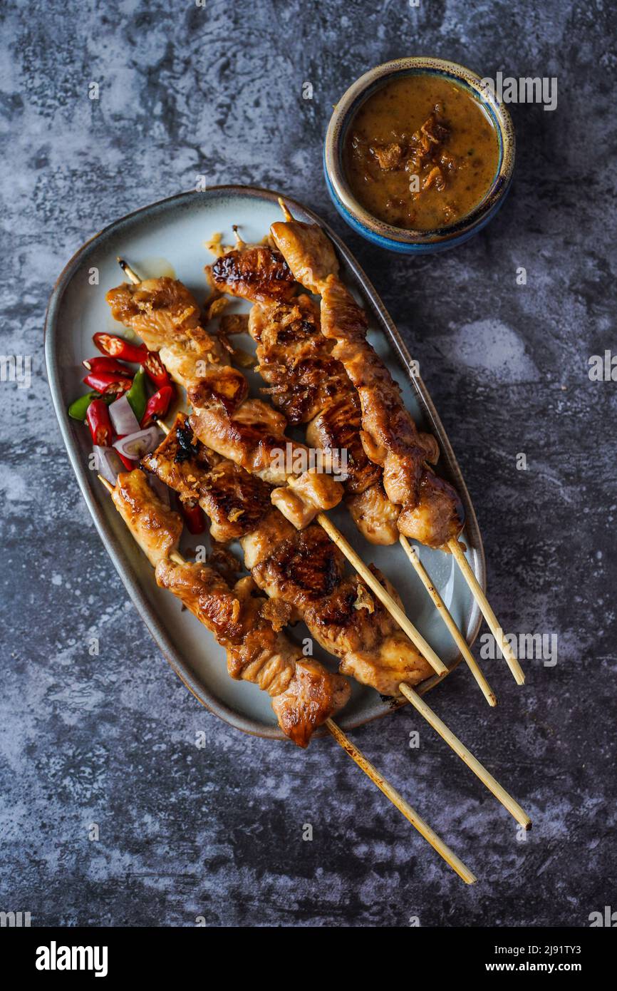 Indonesian chicken satay served with peanuts sauce Stock Photo Alamy
