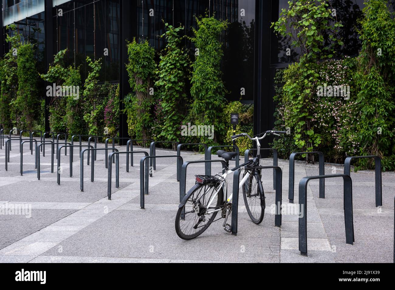 Office building and parking lot hi-res stock photography and images - Alamy
