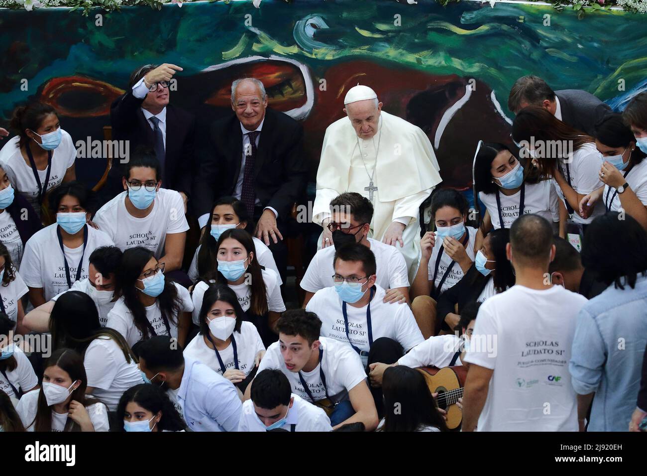 Vatican City, vatican, May 19, 2022 - POPE FRANCIS launches the international movement Scholas Occurentis in the Aula Magna of there of the Urbaniana university of Rome with JOSE MARIA DDEL CORRAL and BONO VOX in Rome, Italy. © Evandro Inetti via ZUMA Wire) (Credit Image: © Evandro Inetti/ZUMA Press Wire) Stock Photo