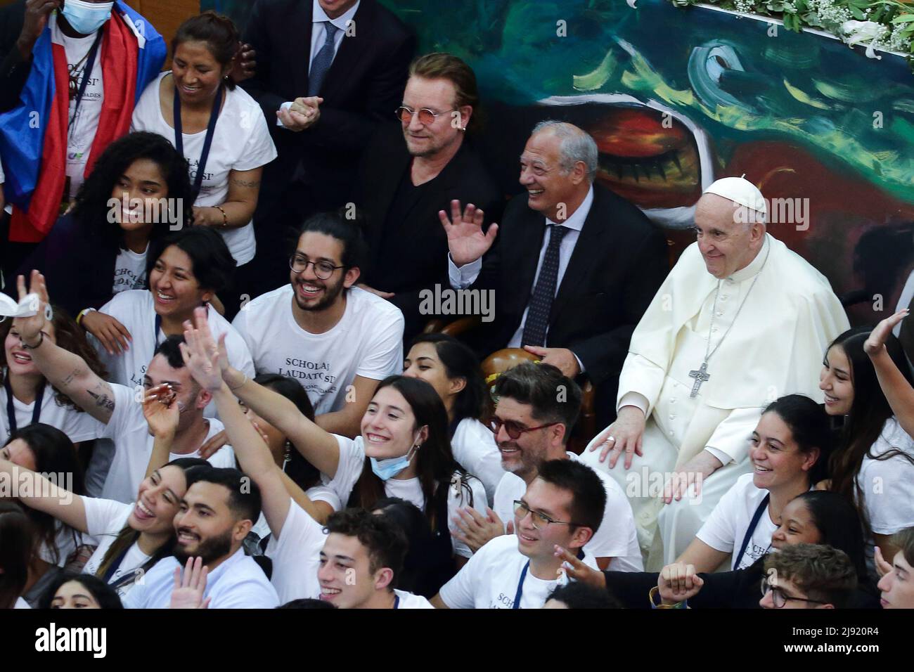 Vatican City, vatican, May 19, 2022 - POPE FRANCIS launches the international movement Scholas Occurentis in the Aula Magna of there of the Urbaniana university of Rome with JOSE MARIA DDEL CORRAL and BONO VOX in Rome, Italy. © Evandro Inetti via ZUMA Wire) (Credit Image: © Evandro Inetti/ZUMA Press Wire) Stock Photo