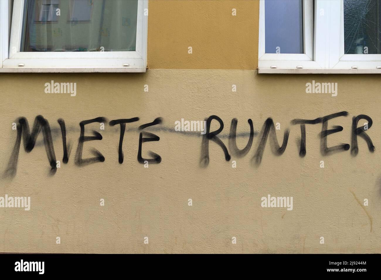 Rent prices, symbolic image, rent down, graffiti on a house wall