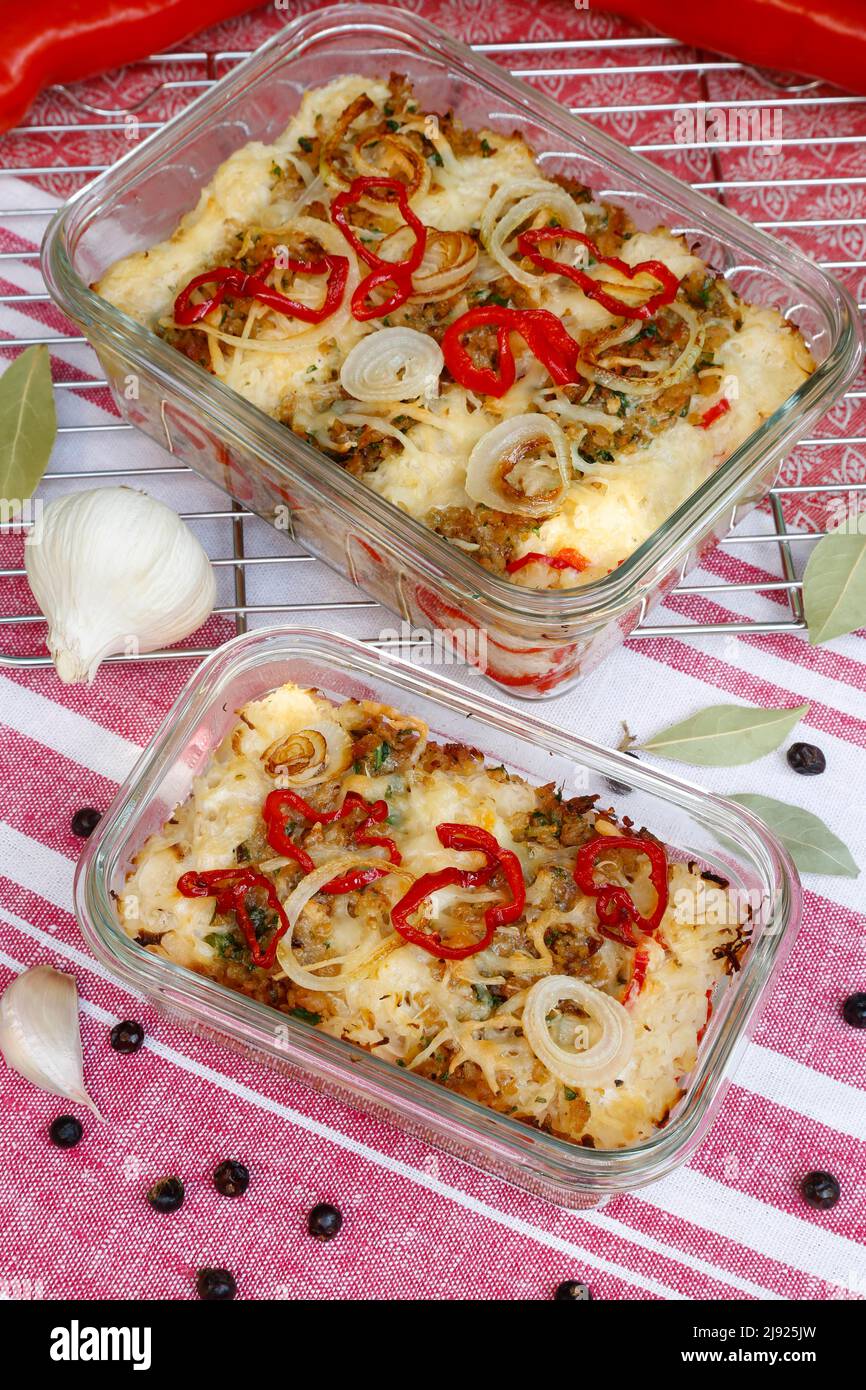 Swabian cuisine, Filderkraut with soy mince, casserole, from the oven, baked, topped with grated cheese, vegetarian, sauerkraut, vegetables, healthy Stock Photo