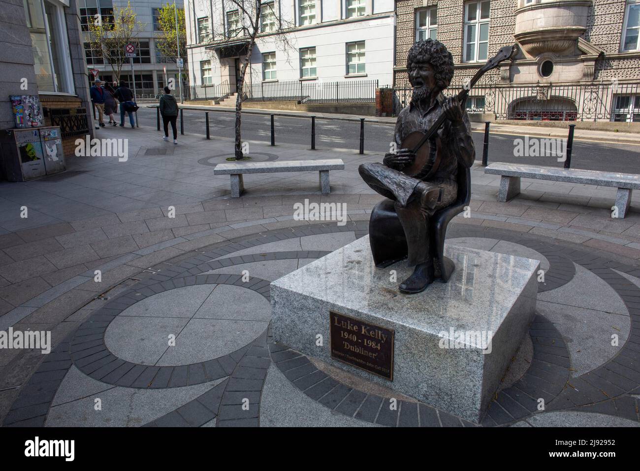 Vera Klutes enchanting statue of Irish folksinger Luke Kelly in Dublin