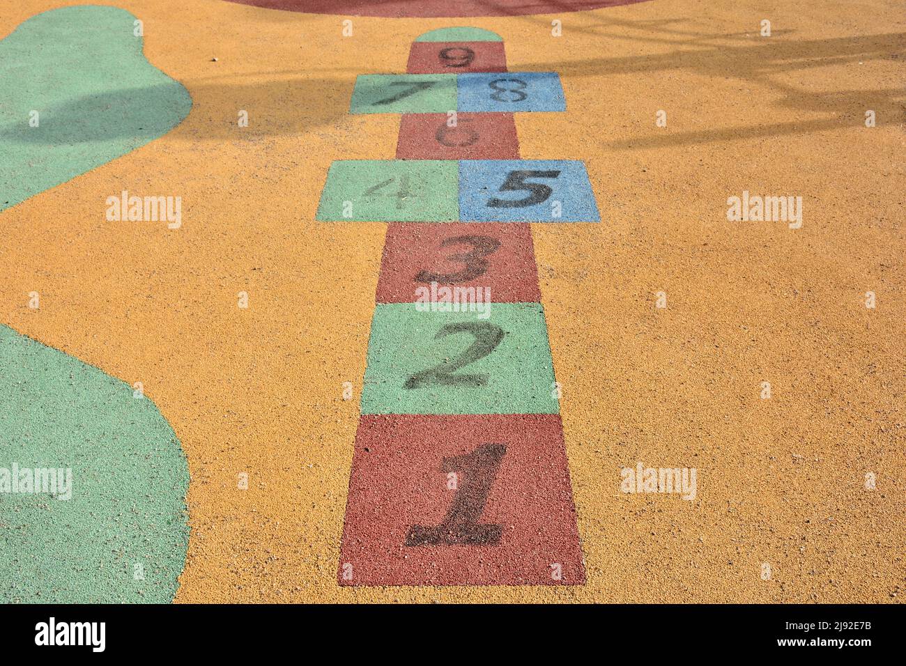 Rayuela de colores hecha en el suelo de un parque infantil Stock Photo