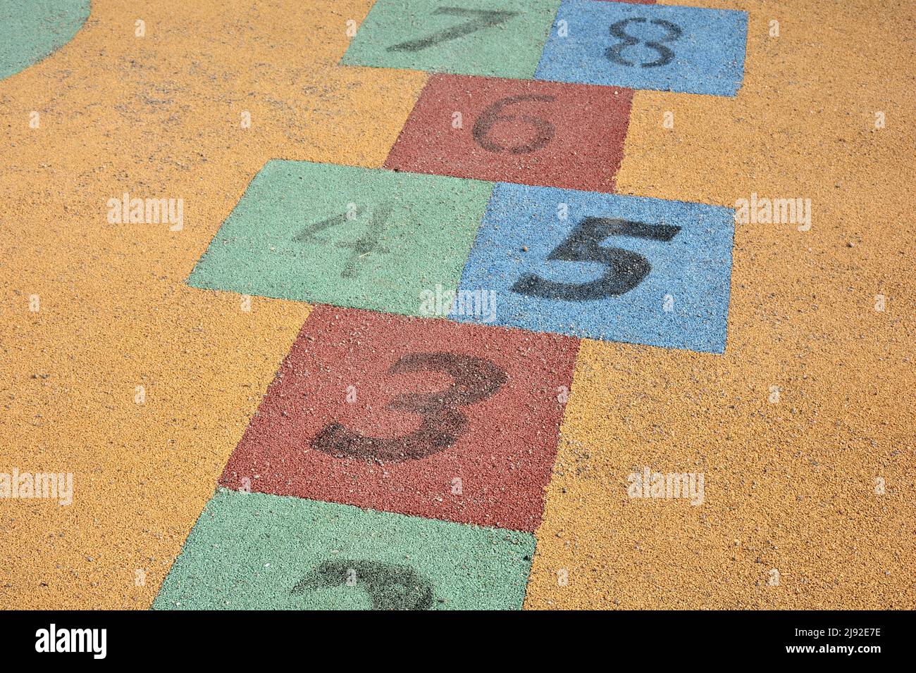 Rayuela de colores hecha en el suelo de un parque infantil Stock Photo