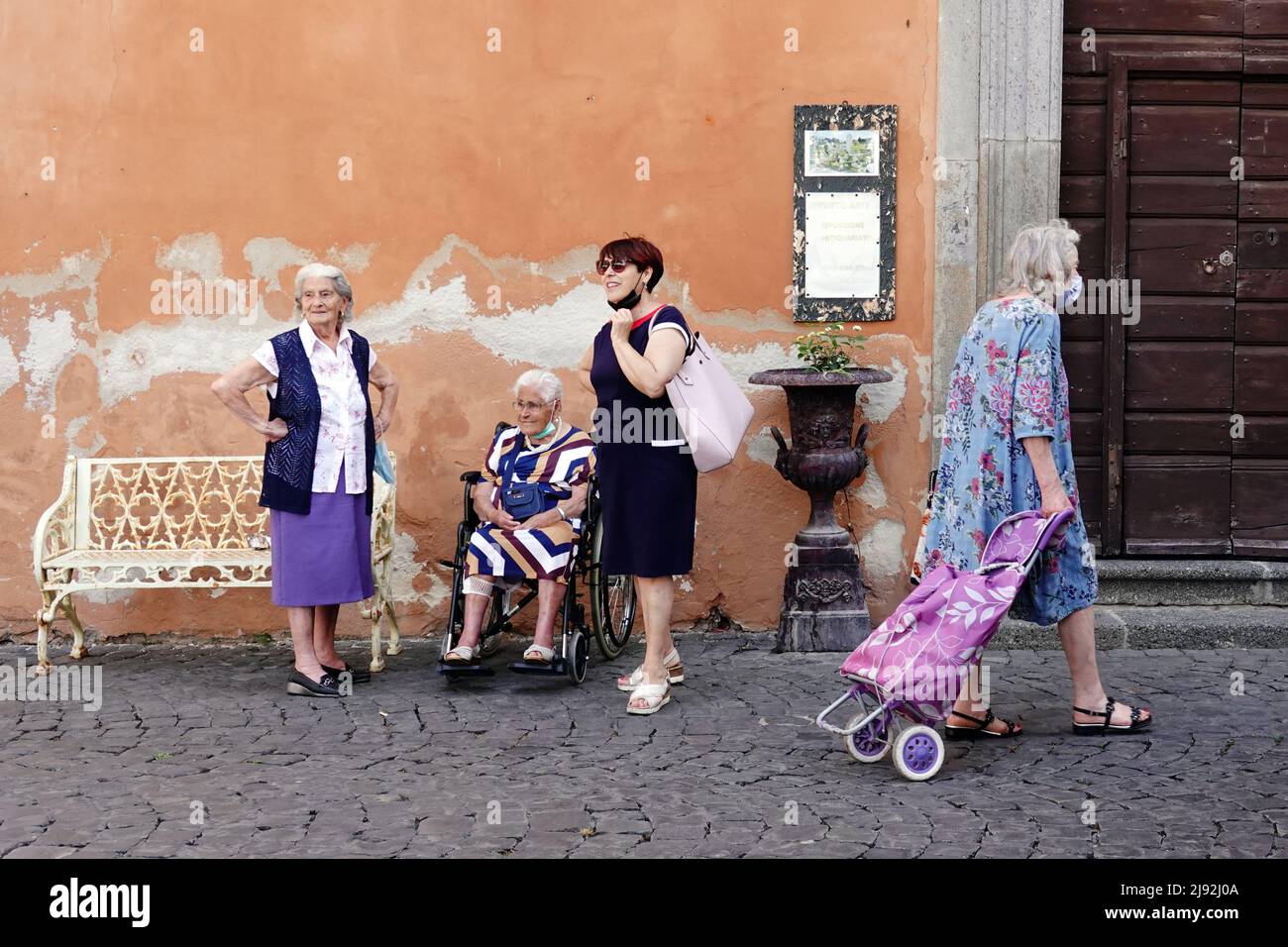 24.07.2021, Perugia, Umbria, Italy - Women in the city talking to each other. 00S210724D575CAROEX.JPG [MODEL RELEASE: NO, PROPERTY RELEASE: NO (c) car Stock Photo