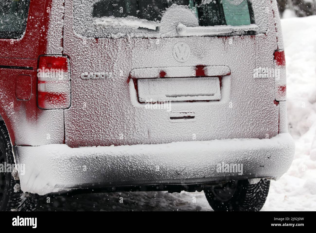 11.02.2021, Kretscham-Rothensehma, Saxony, Germany - Rear of a car is covered with snow. 00S210211D536CAROEX.JPG [MODEL RELEASE: NO, PROPERTY RELEASE: Stock Photo