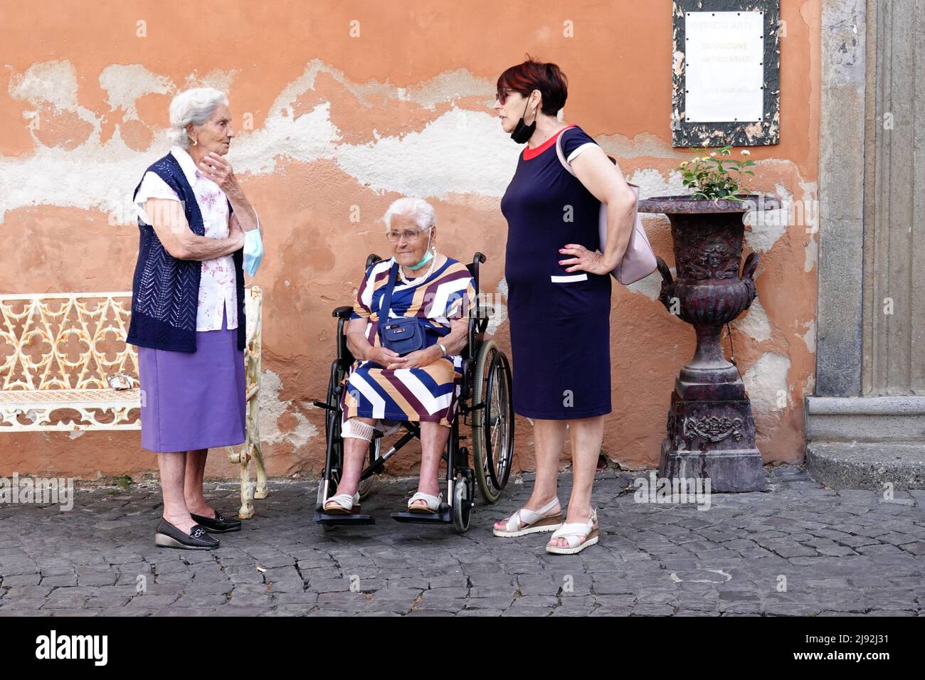 24.07.2021, Perugia, Umbria, Italy - Women in the city talking to each other. 00S210724D574CAROEX.JPG [MODEL RELEASE: NO, PROPERTY RELEASE: NO (c) car Stock Photo