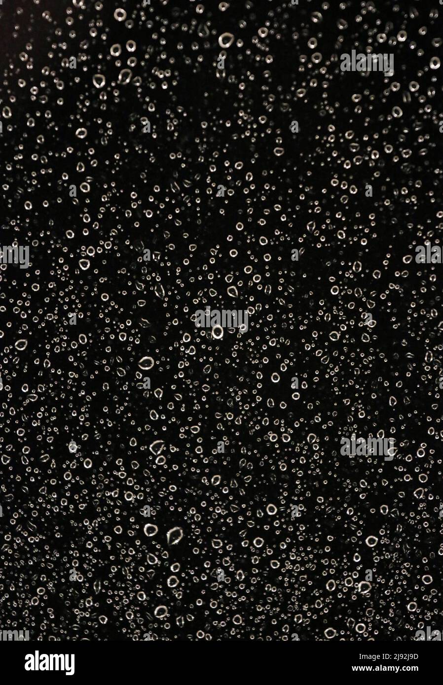 22.10.2021, Berlin, , Germany - Raindrops on a window pane. 00S211022D054CAROEX.JPG [MODEL RELEASE: NO, PROPERTY RELEASE: NO (c) caro images / Sorge, Stock Photo