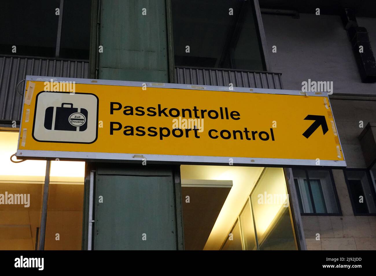 18.12.2021, Berlin, , Germany - Signpost to passport control in the former terminal of Tempelhof Airport. 00S211218D658CAROEX.JPG [MODEL RELEASE: NO, Stock Photo
