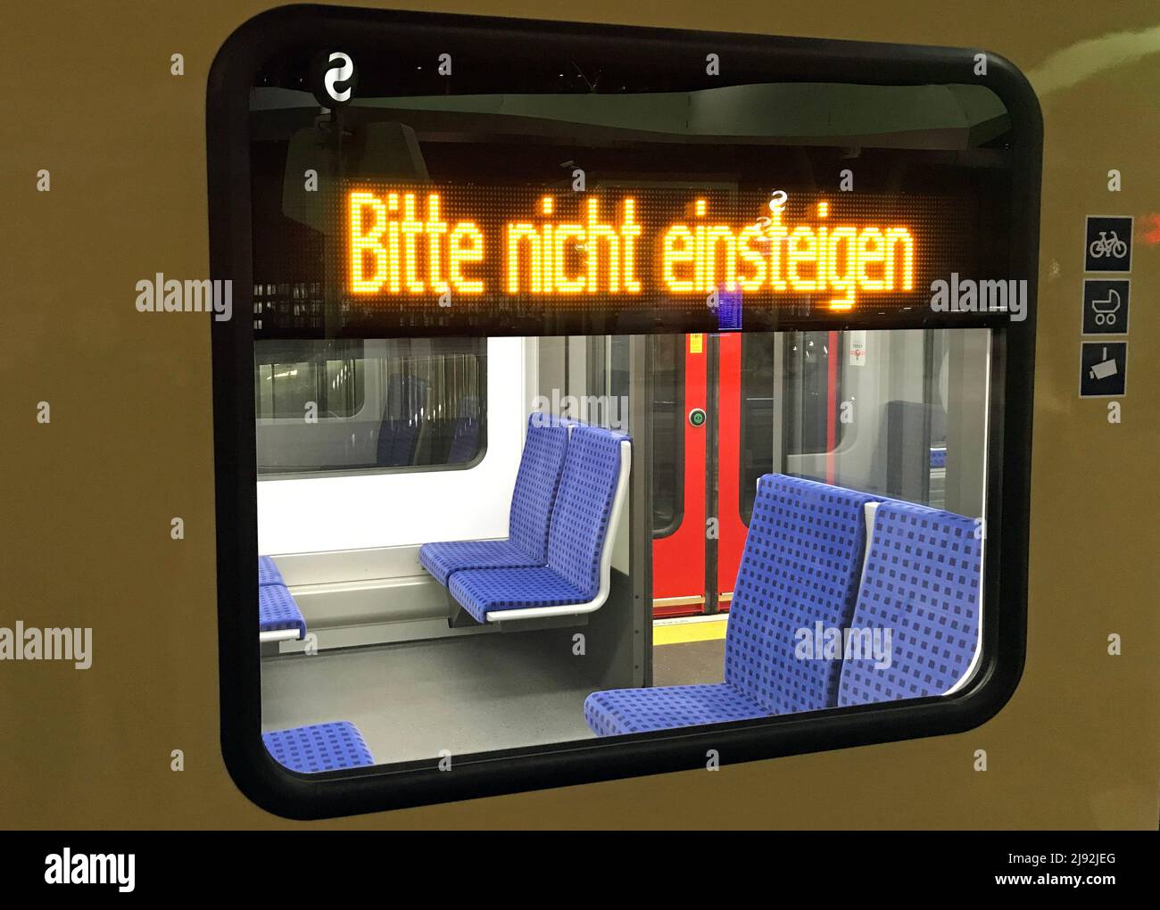 19.01.2022, Berlin, , Germany - Advertisement Please do not board at the window of a suburban train. 00S220119D191CAROEX.JPG [MODEL RELEASE: NO, PROPE Stock Photo