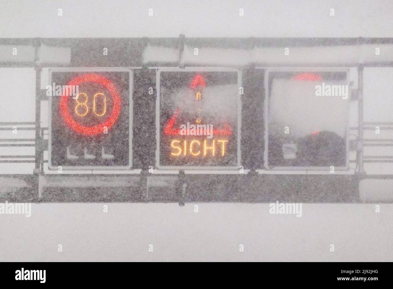 28.01.2022, Kufstein, Tyrol, Austria - Snowed up traffic signs at a signal change bridge on the A12 during heavy snowfall. 00S220128D708CAROEX.JPG [MO Stock Photo