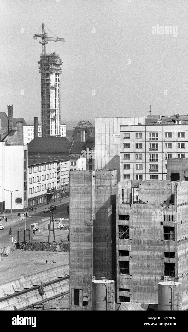 01.06.1971, Magdeburg, Magdeburg district, German Democratic Republic - City view from the roof of the SKL administration building in Erzberger Strass Stock Photo