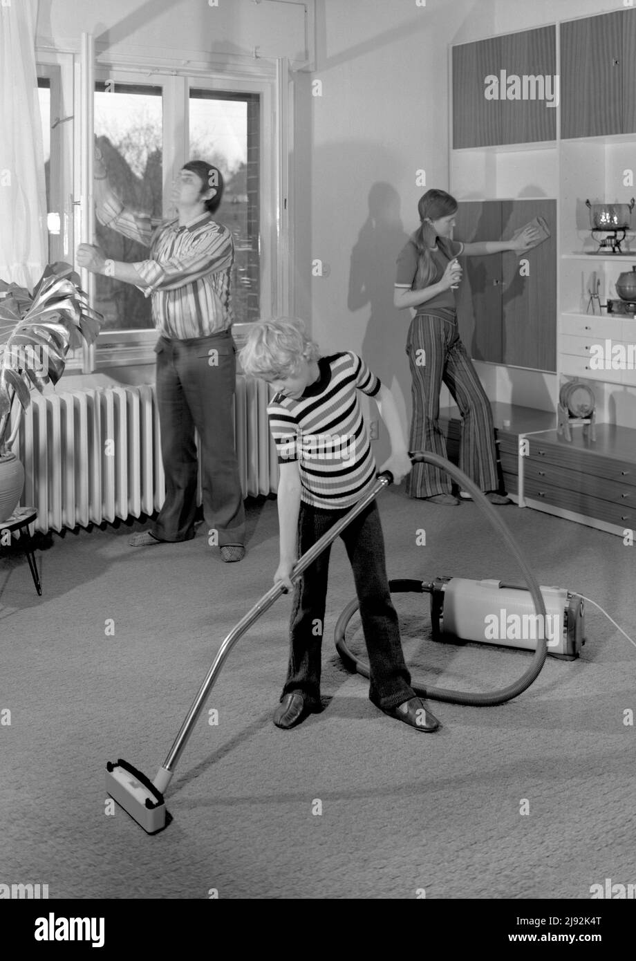 29.03.1972, Berlin, , German Democratic Republic - Father and his children cleaning house. 00S720329D020CAROEX.JPG [MODEL RELEASE: NO, PROPERTY RELEAS Stock Photo