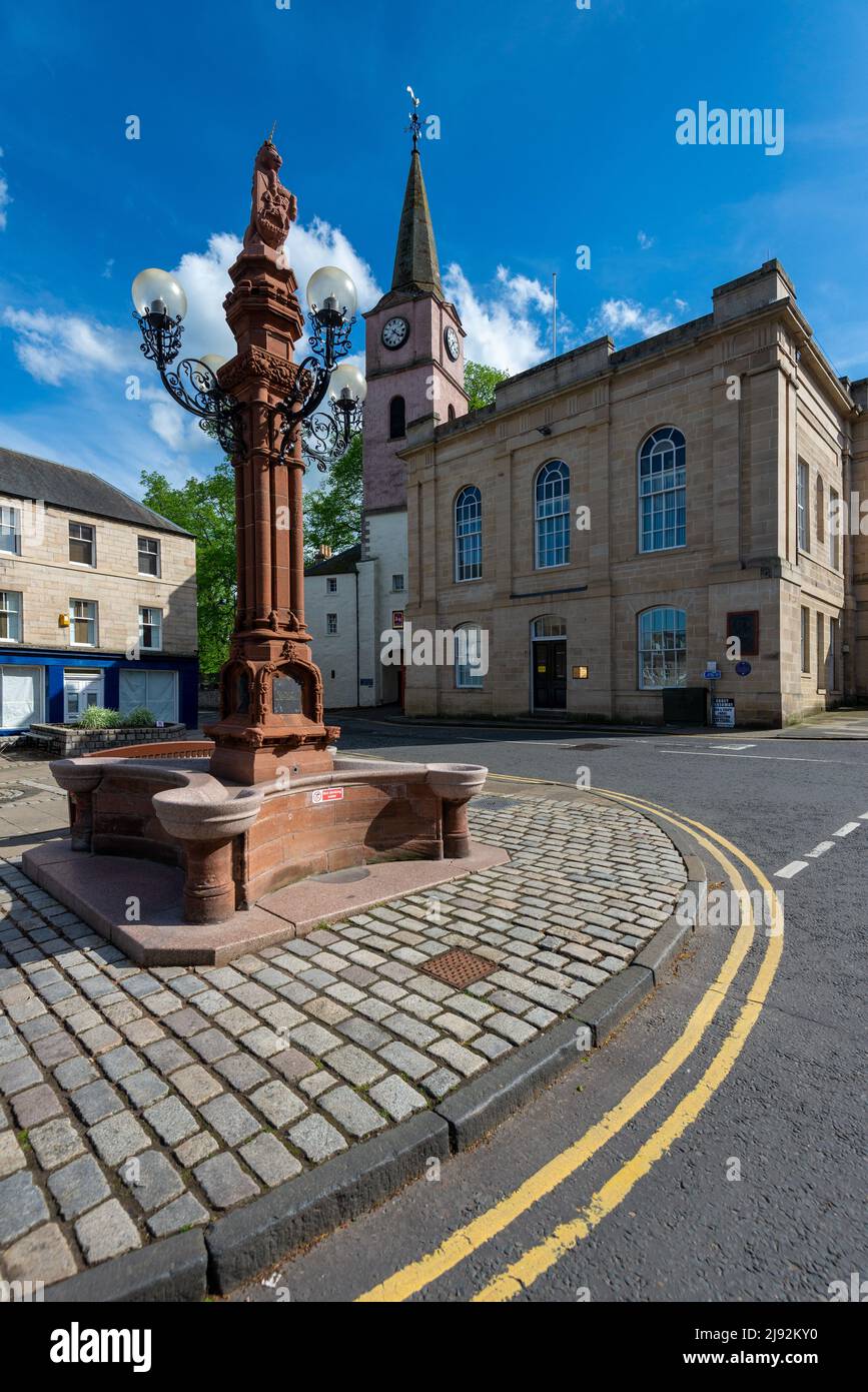 The Jubilee Fountain and the Sheriff Court and Justice of the Peace Court in the Market Square, Jedburgh, Scottish Borders, Scotland Stock Photo