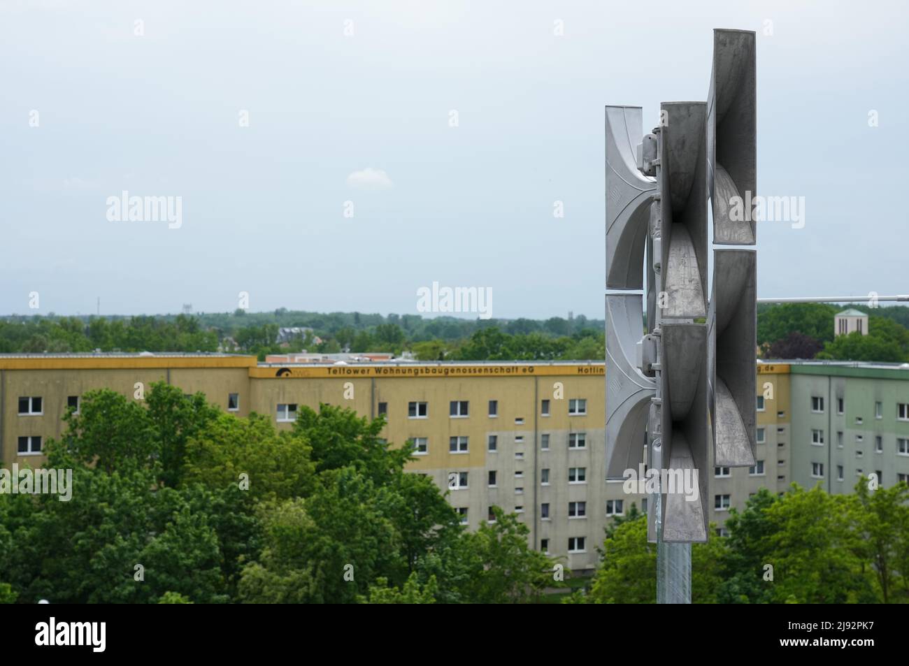 Teltow, Germany. 17th May, 2022. An alarm siren is mounted on the roof of an apartment building owned by Wohnungsbaugesellschaft Teltow (WGT). In the city of Teltow, a total of eight of these sirens are to be installed on buildings or masts by 2023. (to dpa: "City of Teltow invests in disaster control") Credit: Soeren Stache/dpa/Alamy Live News Stock Photo