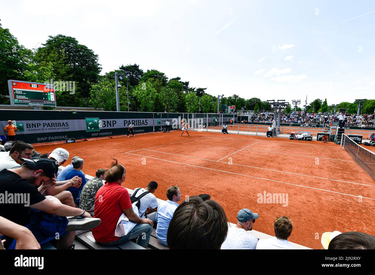 General view (illustration) with a clay court (annexed, outside courts