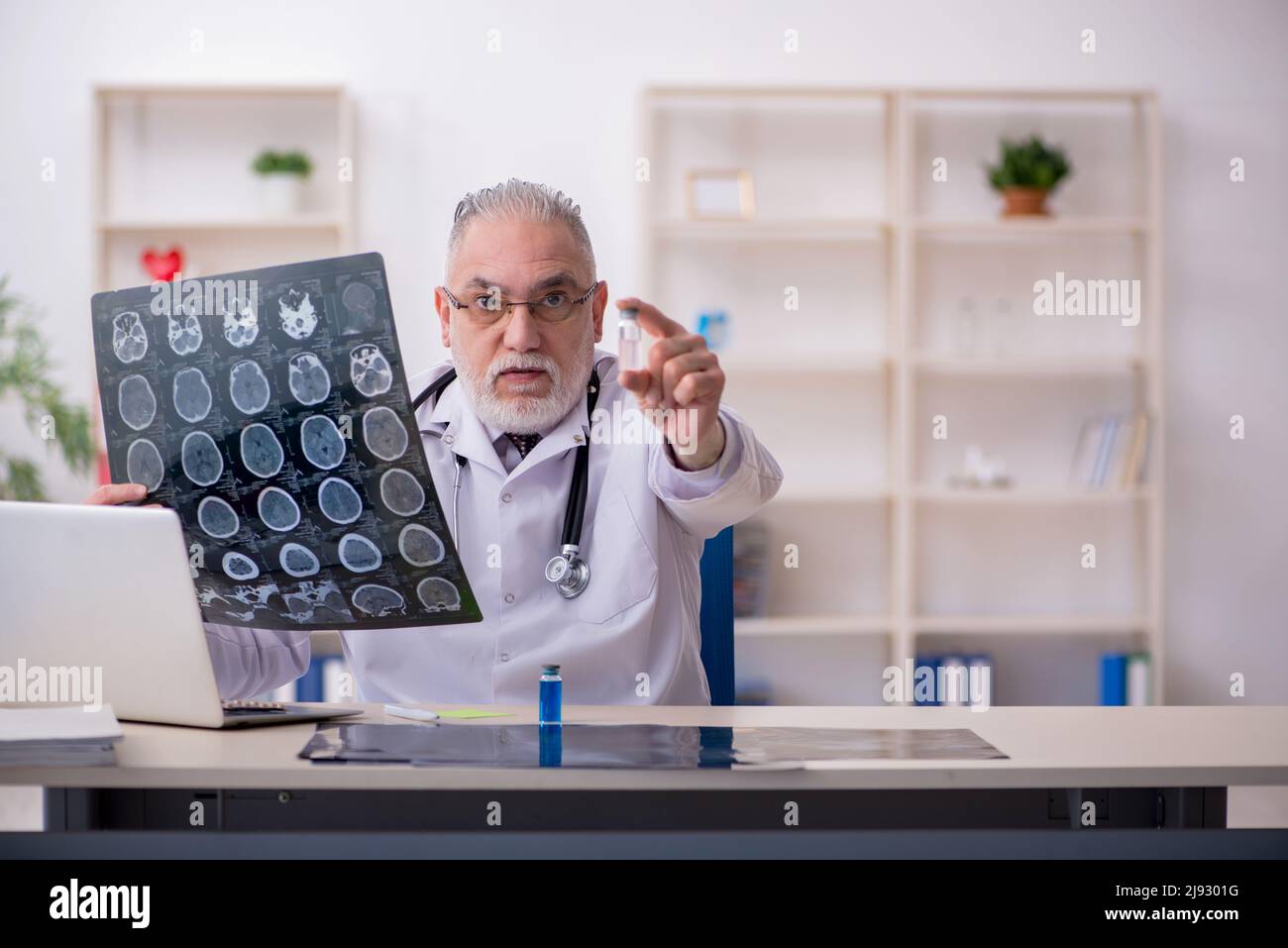 Old doctor radiologist working in the clinic Stock Photo - Alamy