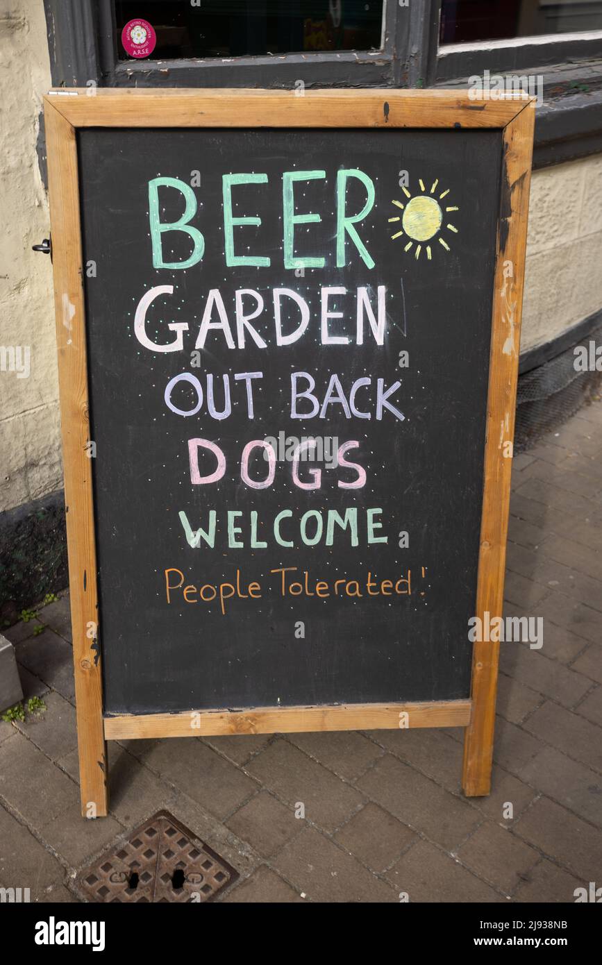 Pub sign in Knaresborough, Yorkshire saying Beer garden out back. Dogs welcome, people tolerated Stock Photo