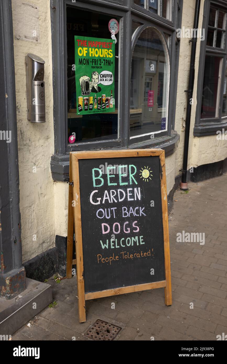 Pub sign in Knaresborough, Yorkshire saying Beer garden out back. Dogs welcome, people tolerated. funny blackboard Stock Photo