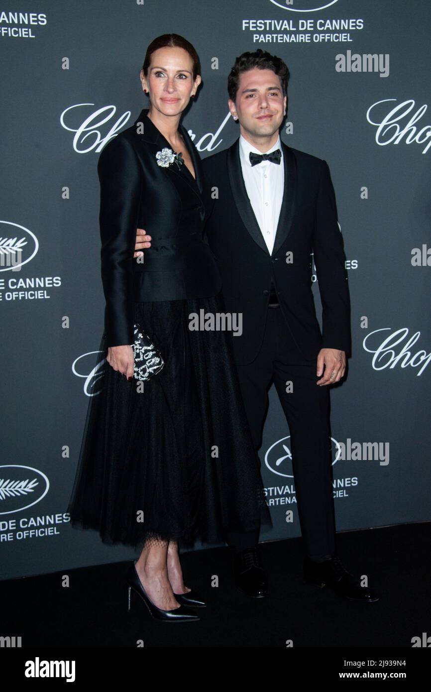 Cannes, France 19th May 2022 Julia Roberts , Xavier Dolan 75th Cannes Film  Festival Trophee Chopard Cannes, France 19th May 2022 (Photo by SGP/Sipa  USA)Italia id 127389 027 Not Exclusive Stock Photo - Alamy