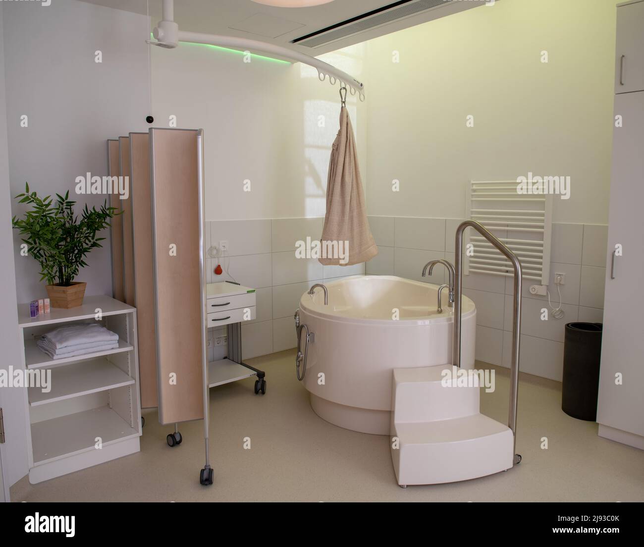 Delivery room with tub for water birth hires stock photography and
