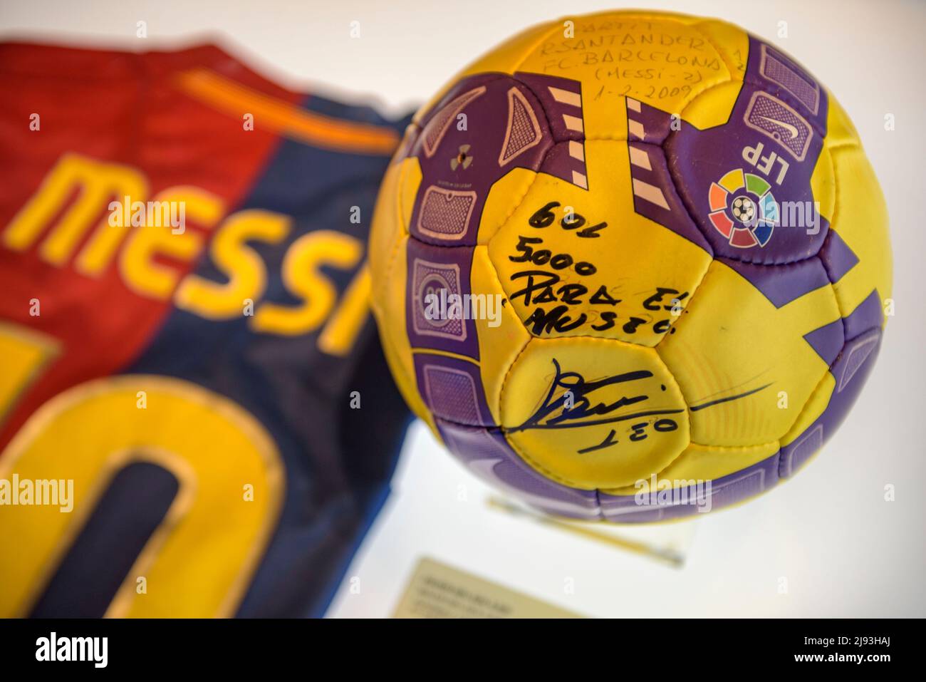 FC Barcelona Museum, in the Camp Nou stadium. Leo Messi T-shirt (Barcelona, Catalonia, Spain)  ESP: Museo del FC Barcelona. Camiseta de Leo Messi, BCN Stock Photo